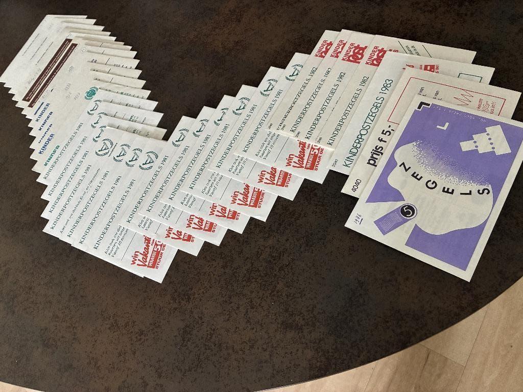 Partij kinderzegels '67 t/m '86, 33 envelopjes met velletjes, Postzegels en Munten, Postzegels | Nederland, Ophalen of Verzenden
