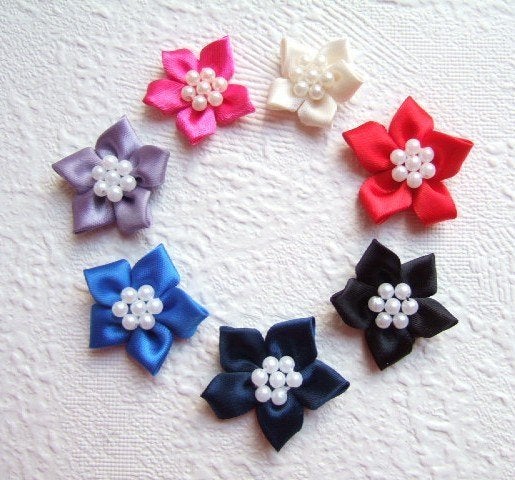 HALVE PRIJS ~ Satijnen bloem met wit parel hart ~ 3 cm, -, -, Overige typen, Nieuw