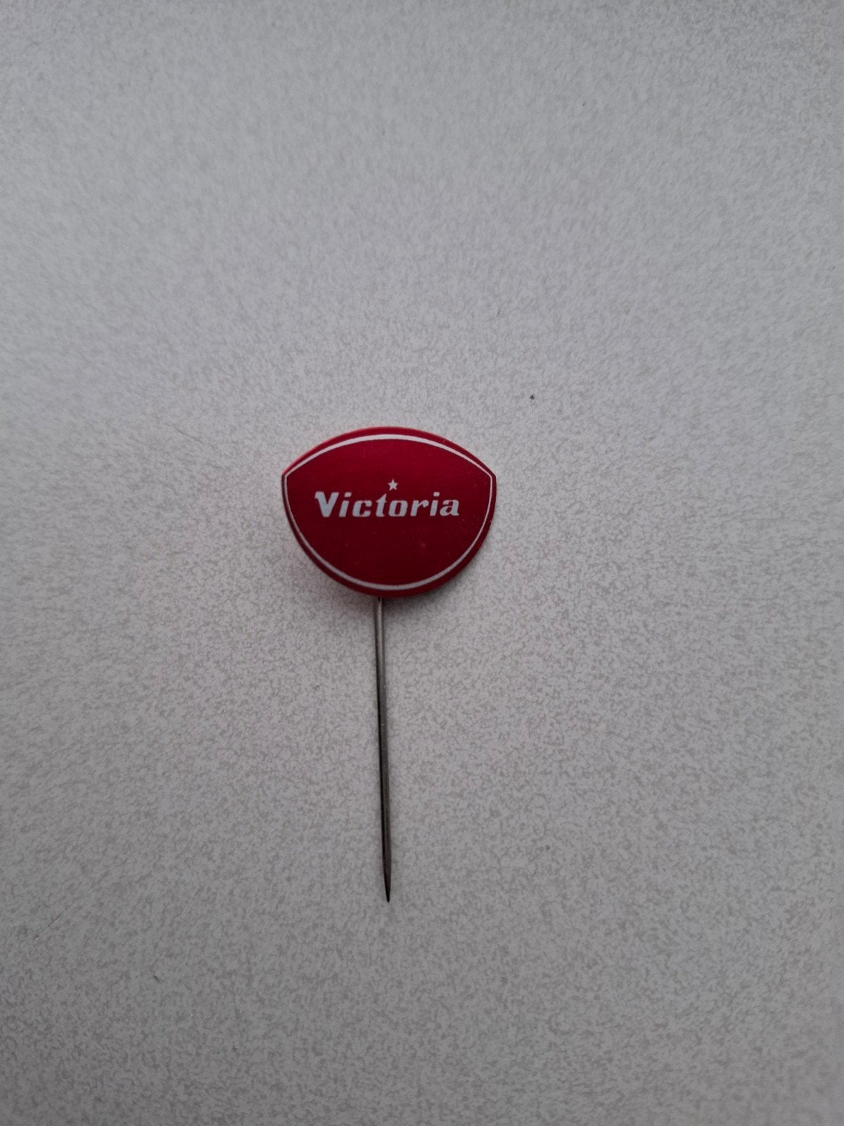 Vintage speldje pin prikker steekspeld Victoria, Ophalen of Verzenden