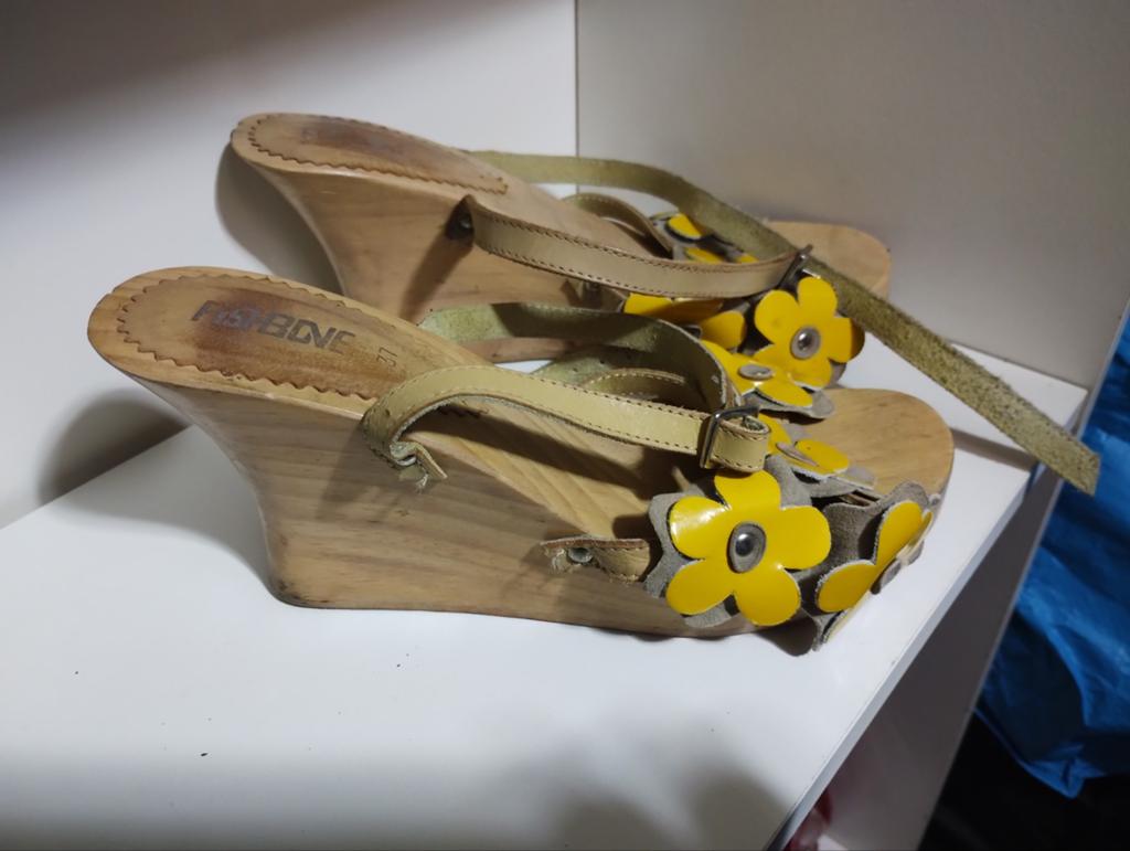 Fishbone houten sleehakken met gele bloemen, maat 37, Kleding | Dames, Fishbone, Geel, Gedragen, Sandalen of Muiltjes