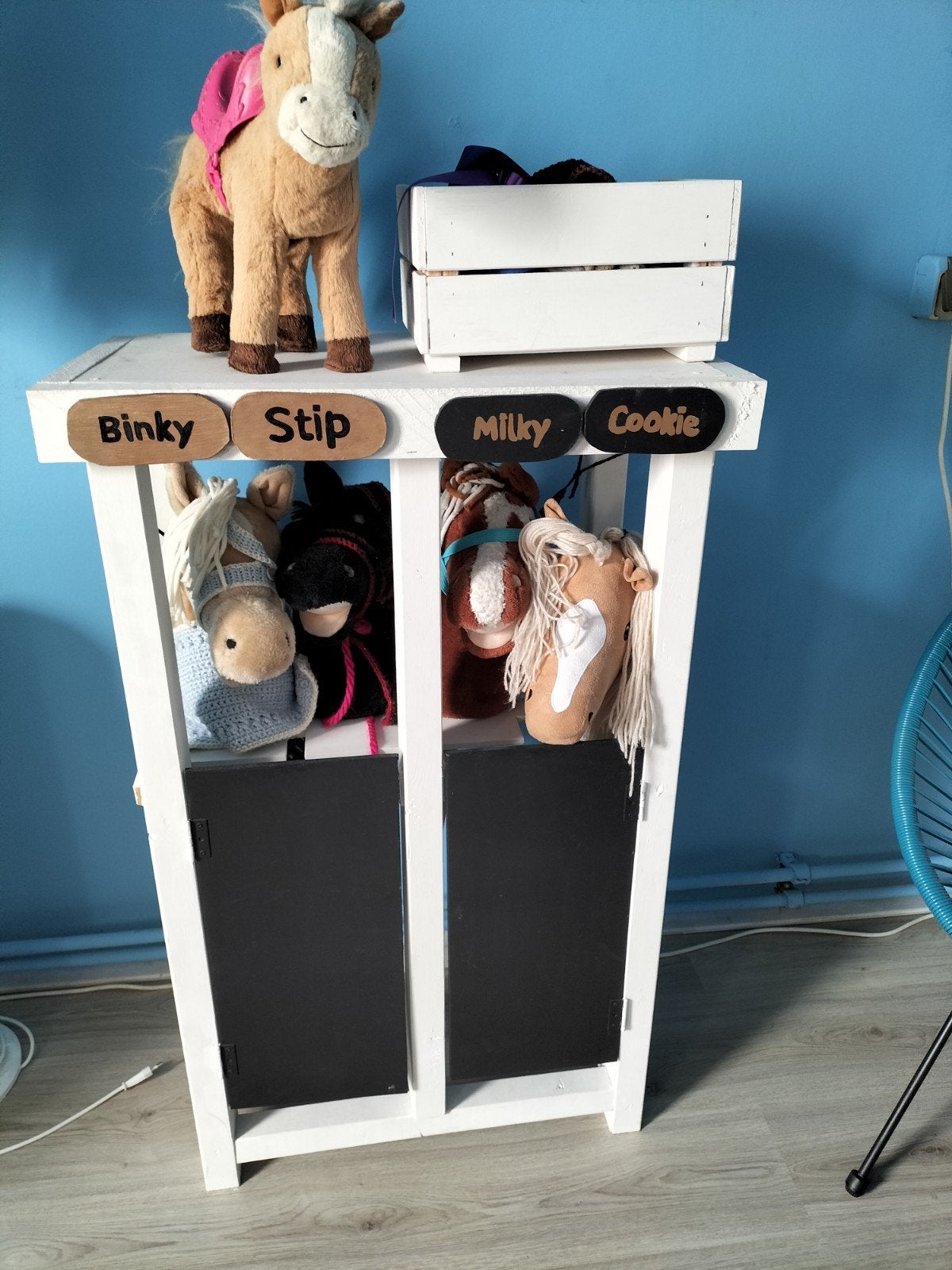 Hobby Horse Stal met 4 Paarden en Accessoires, Ophalen, Zo goed als nieuw, Jongen of Meisje