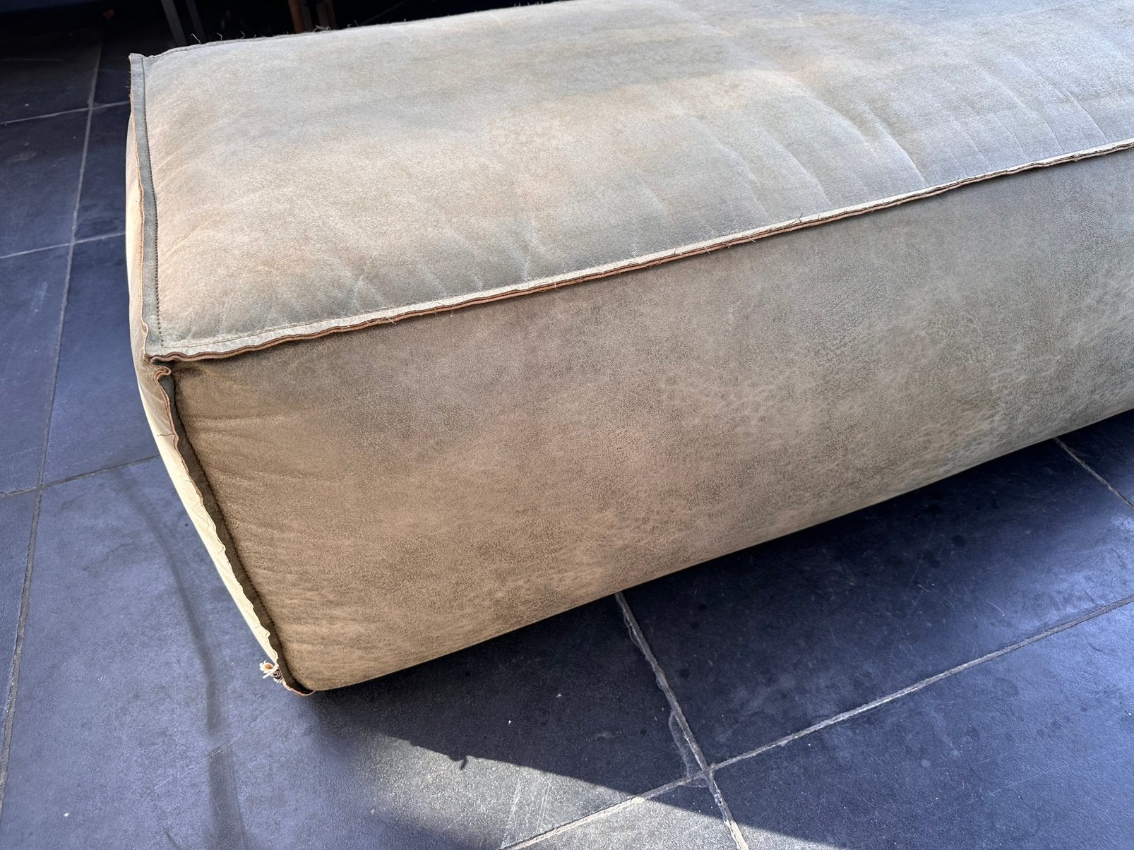 Poef / Hocker groen / legergroen / olijfgroen, Huis en Inrichting, Banken | Voetenbanken en Poefen, Ophalen, 100 tot 125 cm, Leer
