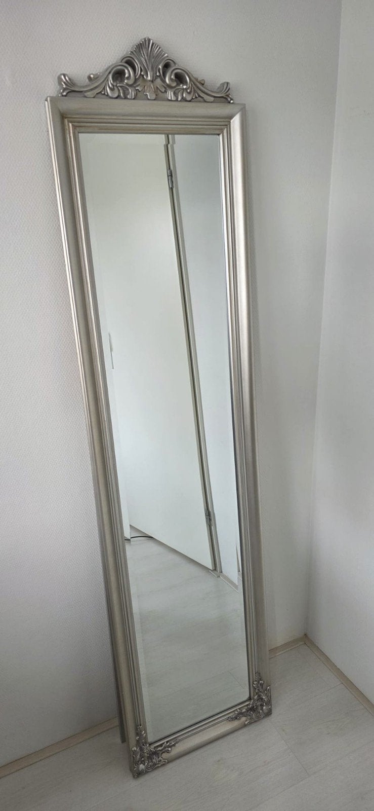 Grote zilverkleurige spiegel met sierlijke lijst, Ophalen, 200 cm of meer, Zo goed als nieuw, Rechthoekig