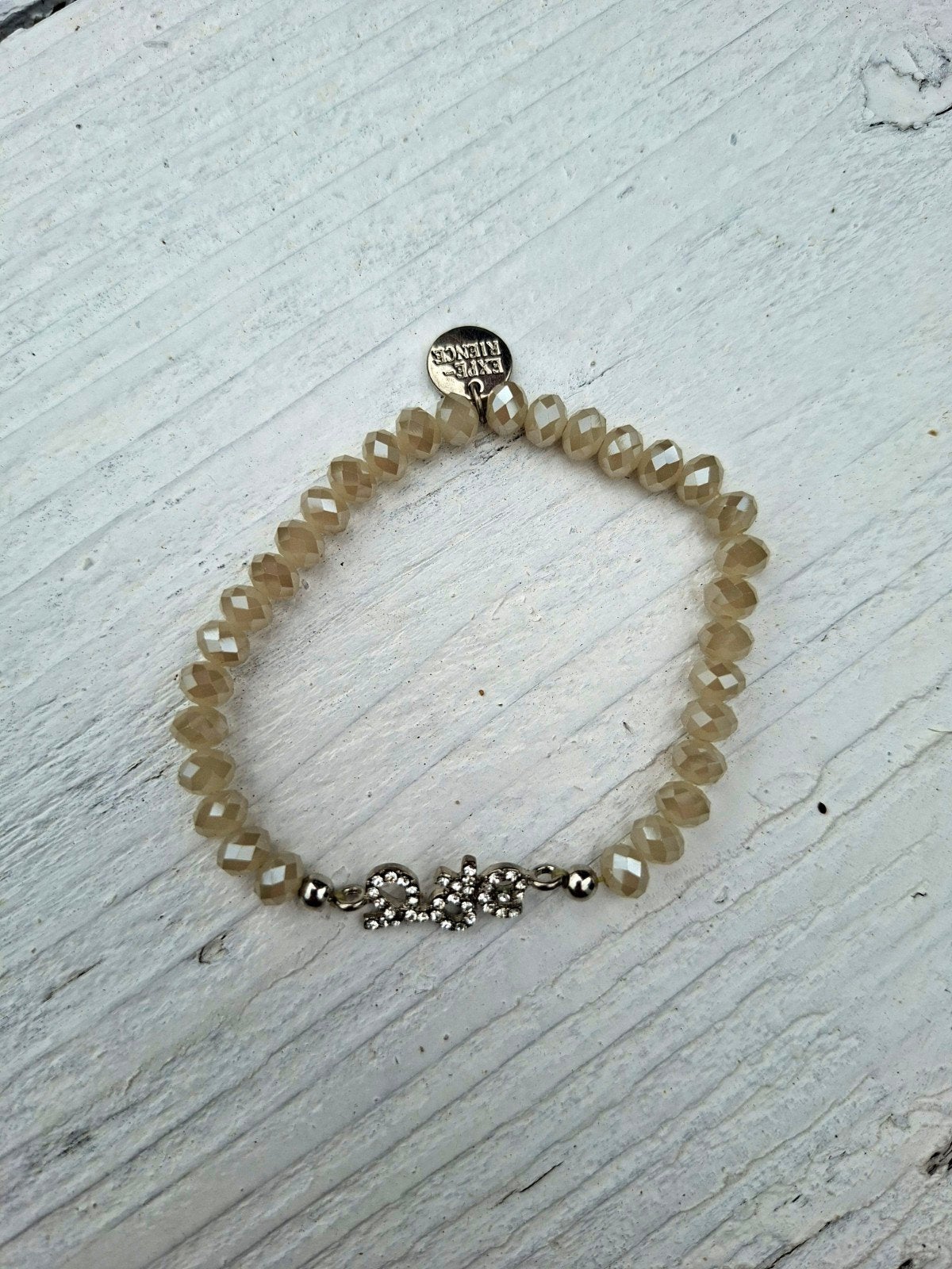 Biba beige kralenarmbandje met LOVE strass 3 euro nieuw, Sieraden, Tassen en Uiterlijk, Armbanden, Met bedels of kralen, Beige