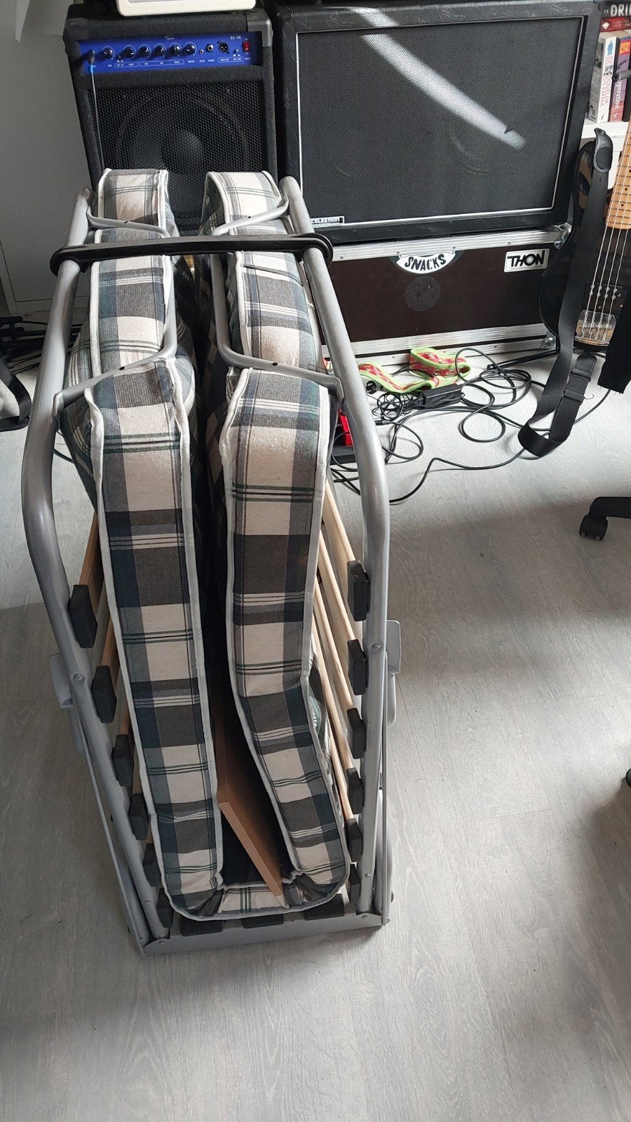 Opvouwbaar logeerbed met geruit matras, Ophalen, Gebruikt, Eenpersoons, Praktisch en functioneel