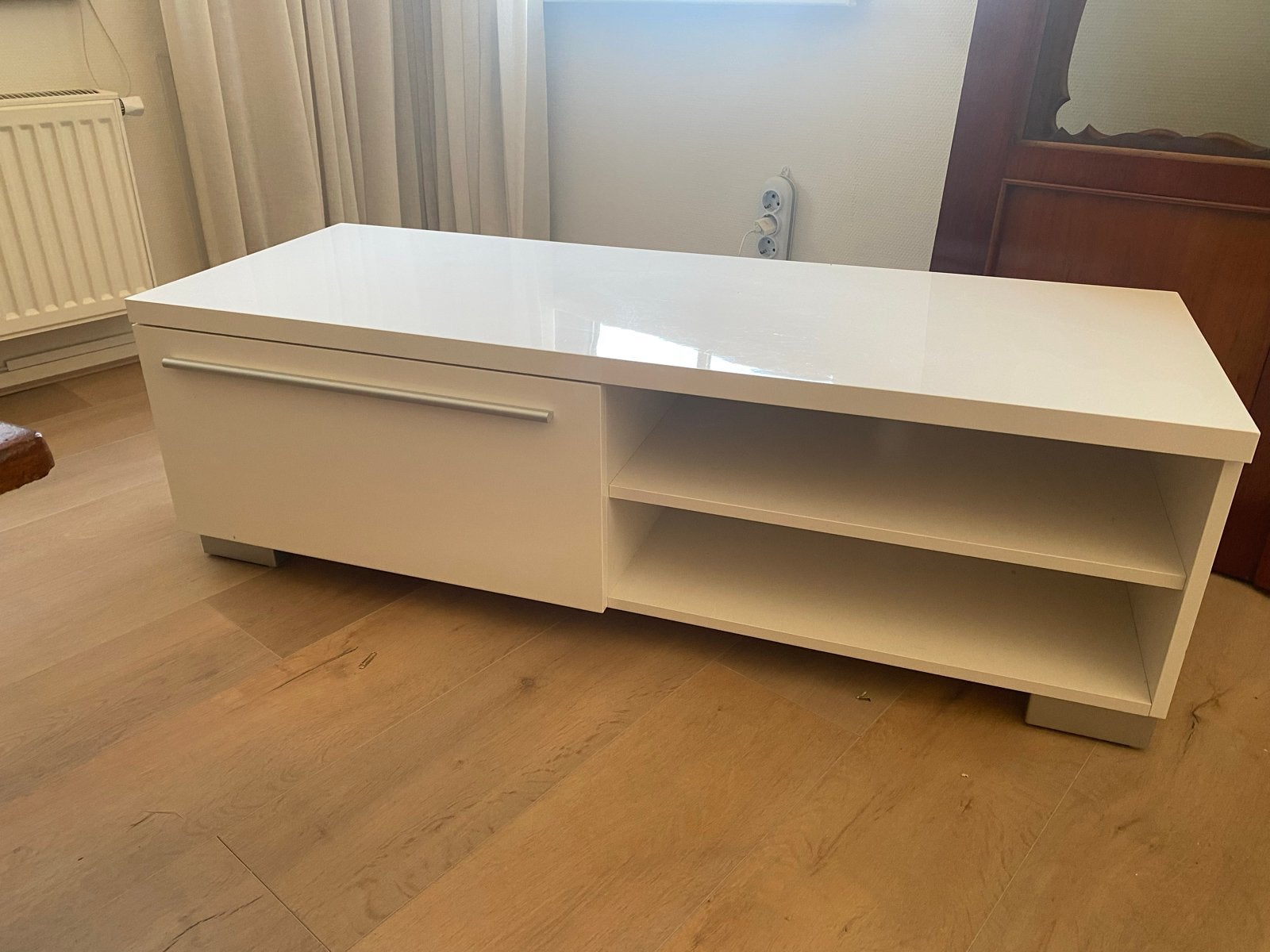 TV-meubel JYSK AAKIRKEBY wit hoogglans, Ophalen, Overige materialen, 100 tot 150 cm, Zo goed als nieuw