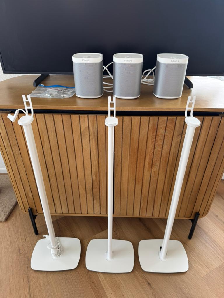 3 Sonos Play:1 speakers (white) + 3 Flexson floor stands, Ophalen, Zo goed als nieuw, Sonos, Minder dan 60 watt