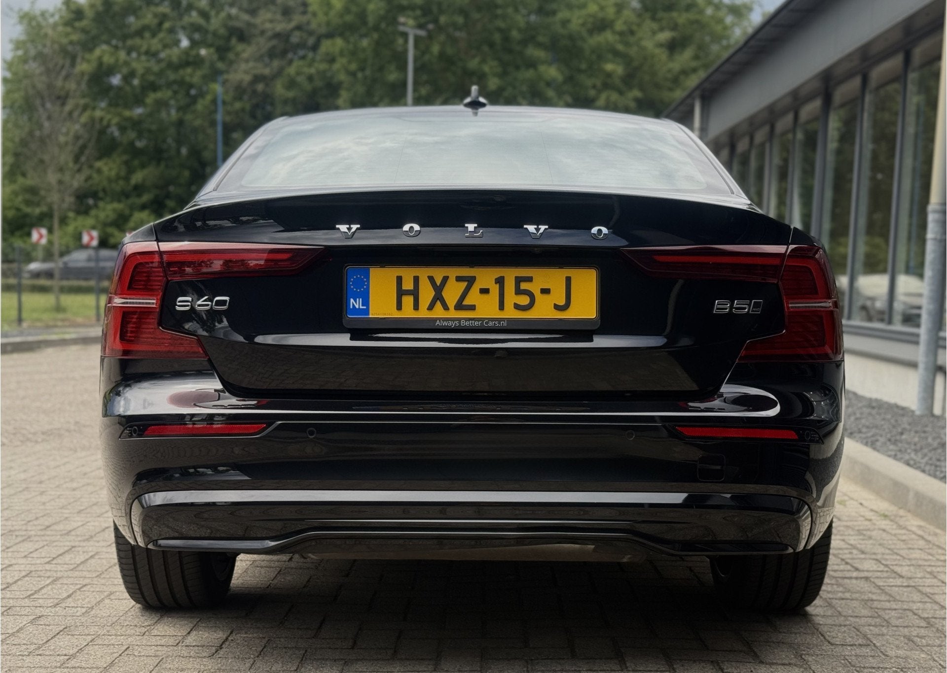 Volvo S60 2.0 B5 R-Design Pano HUD (bj 2024, automaat), Auto's, 15 km/l, 4 cilinders, 1732 kg, Zwart