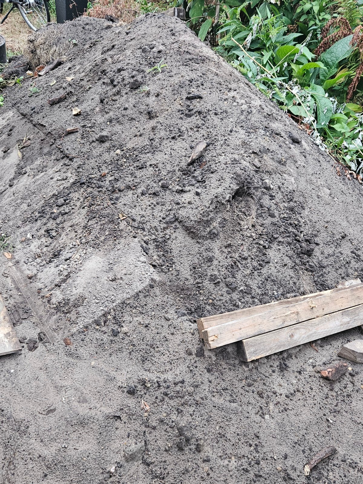 Gratis afhalen grote berg ophoogzand / straatzand, Tuin en Terras, Zand, Ophalen of Verzenden, Gebruikt, Straatzand