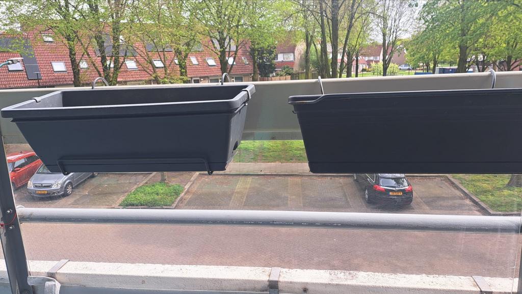 2 bloembakken met houders + 4 losse houders, Kunststof, Gebruikt, Minder dan 30 cm, Balkon