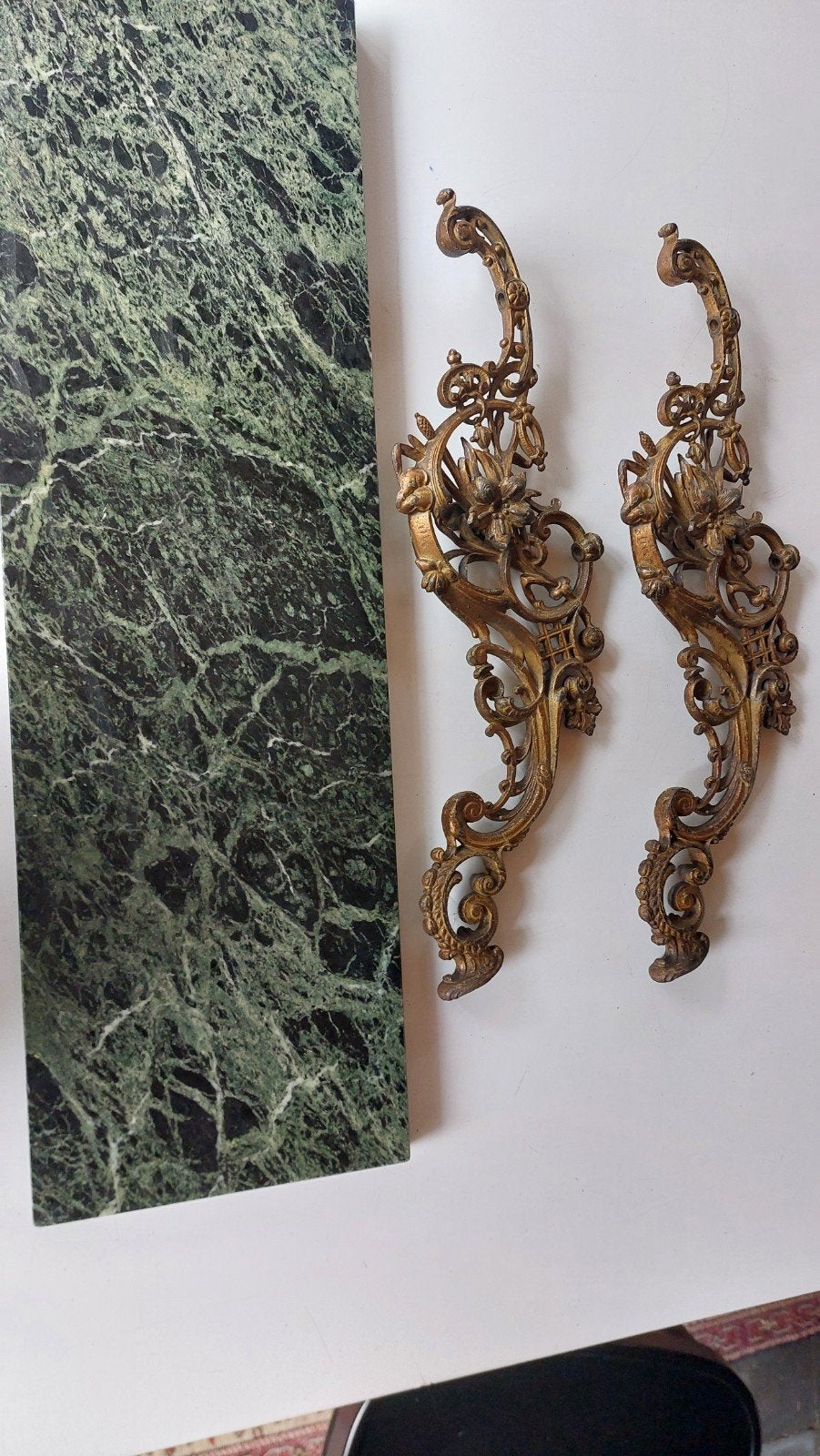 wandconsole groen marmer & goudkleur gietijzer beugels, Antiek en Kunst, Ophalen of Verzenden