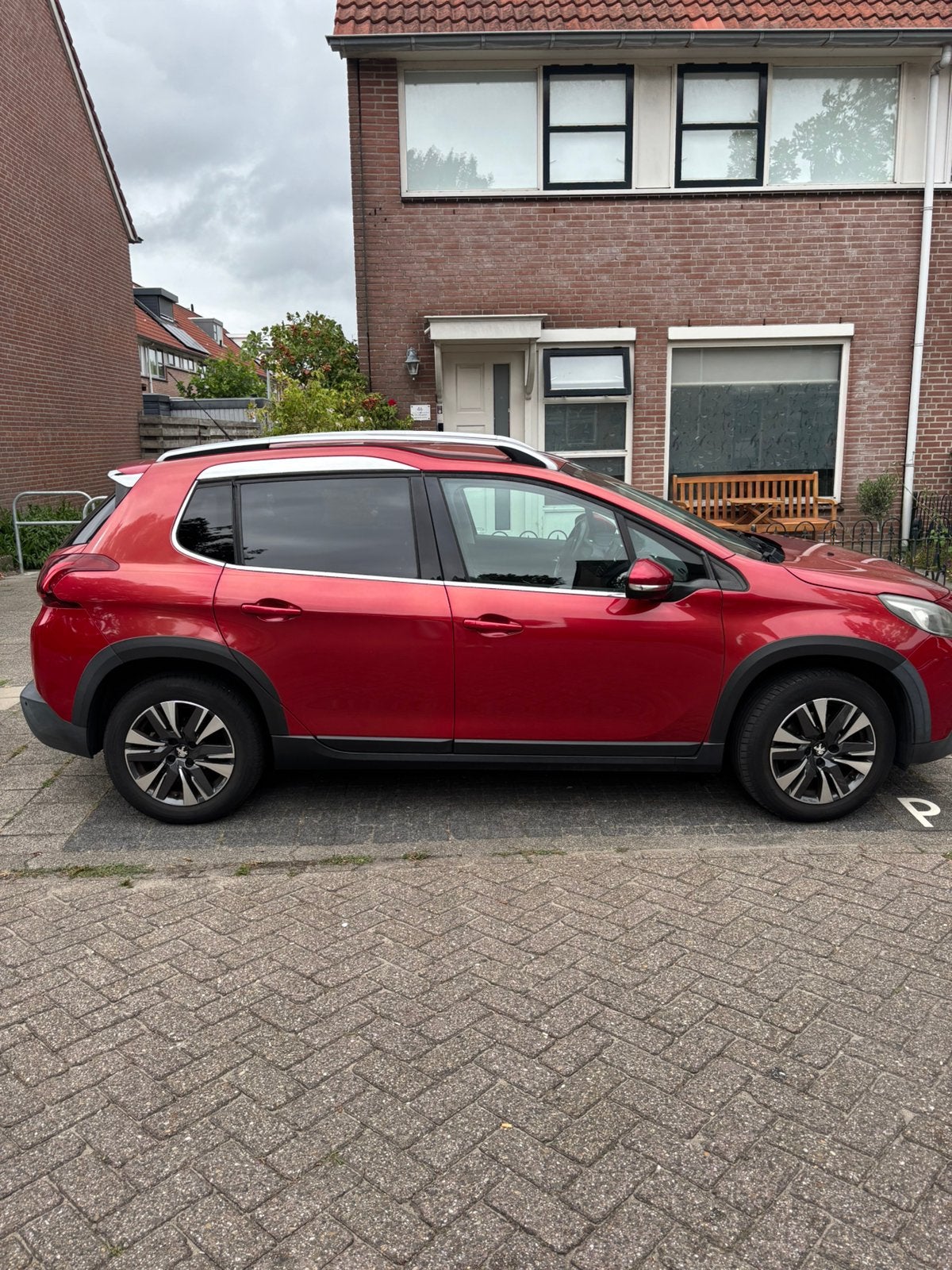 Peugeot 2008 1.2 Puretech 130pk 2016 Rood, 1250 kg, 1199 cc, Leder en Stof, 49 €/maand