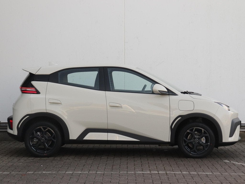 BYD DOLPHIN SURF Boost 43 kWh | Demovoordeel! | 322km WLTP |, Auto's, BYD, 1345 kg, Zwart, 4 stoelen, Wit