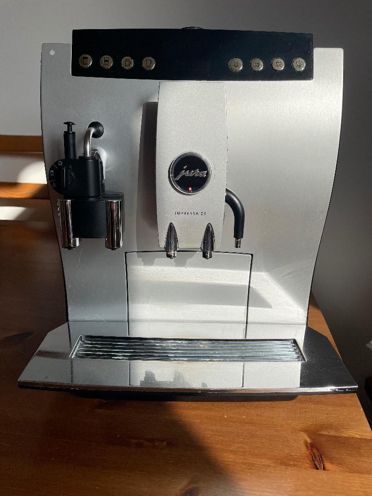 Jura Z5 Generatie 2, Witgoed en Apparatuur, Koffiezetapparaten, Ophalen, Afneembaar waterreservoir, Gebruikt, Espresso apparaat