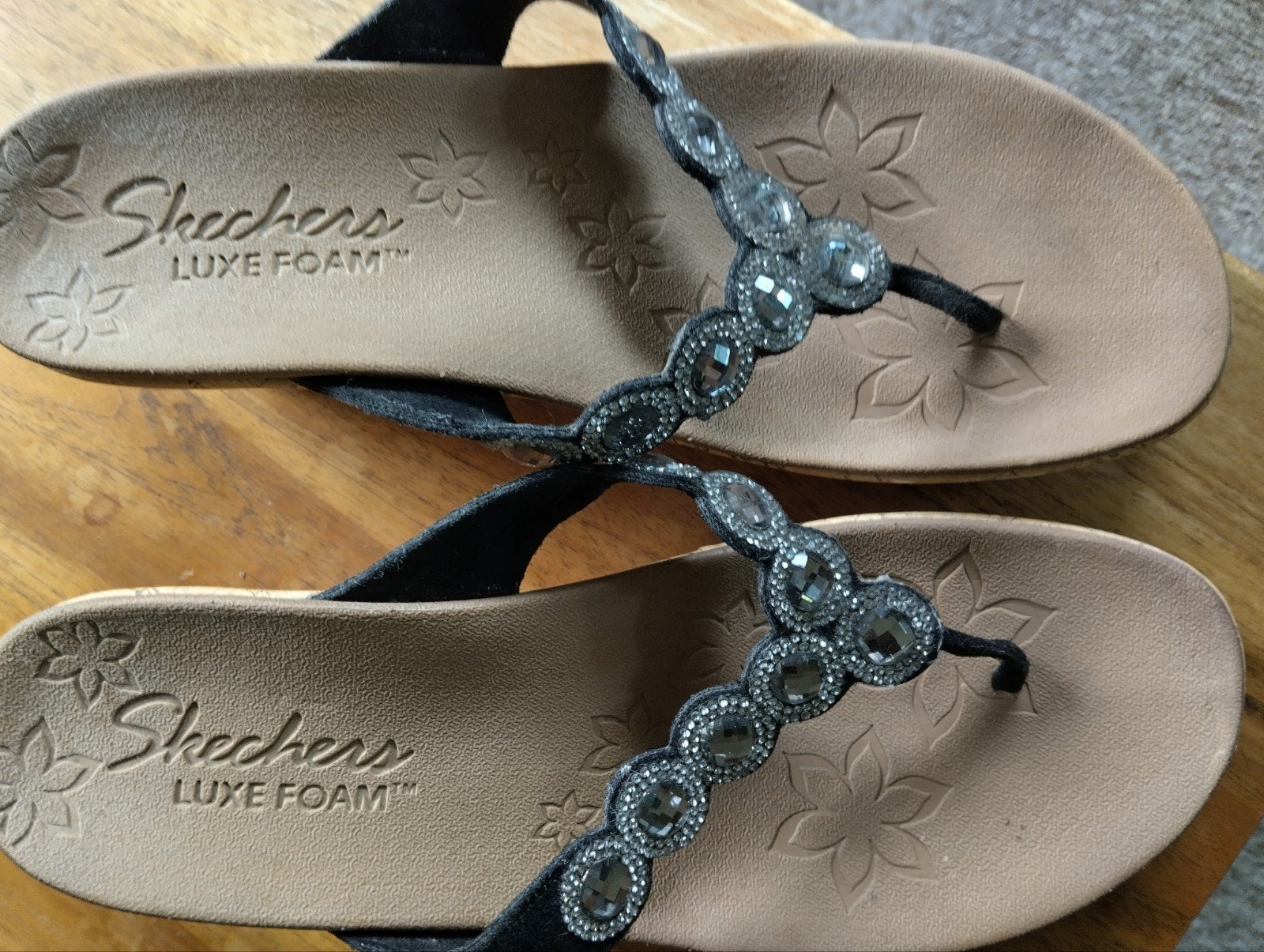 Skechers Luxe Foam Slippers met strass steentjes, Skechers, Zwart, Ophalen of Verzenden, Zo goed als nieuw