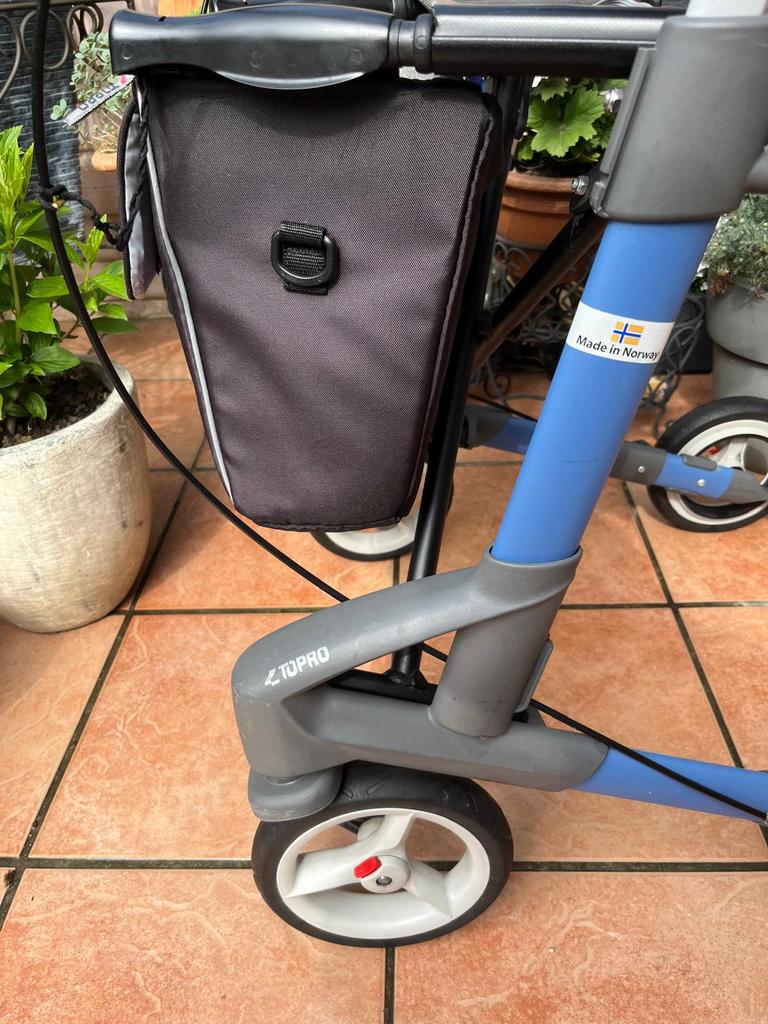 Mooi lichtgewicht TOPRO ROLLATOR met zoone-of parasolbevest., Ophalen of Verzenden, Lichtgewicht, Zo goed als nieuw