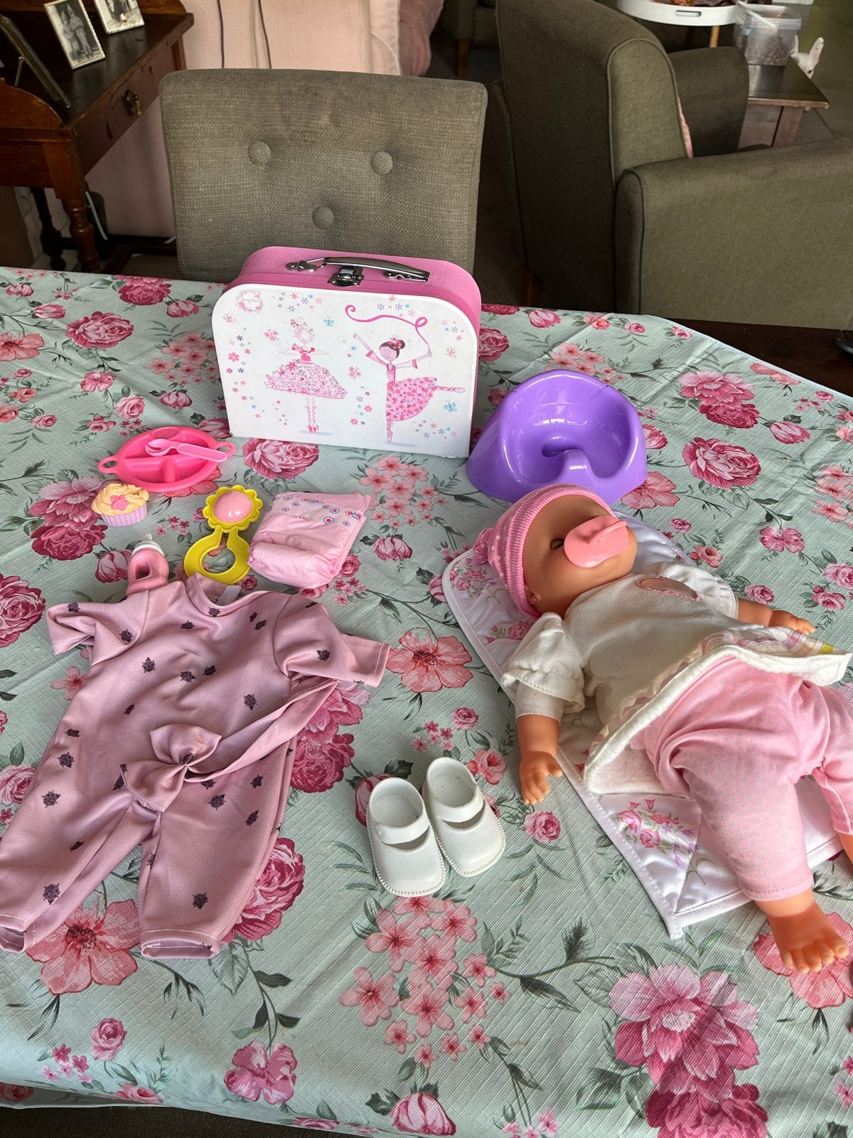 Babypop met accessoires en kleding in koffer, Ophalen of Verzenden, Gebruikt, Babypop