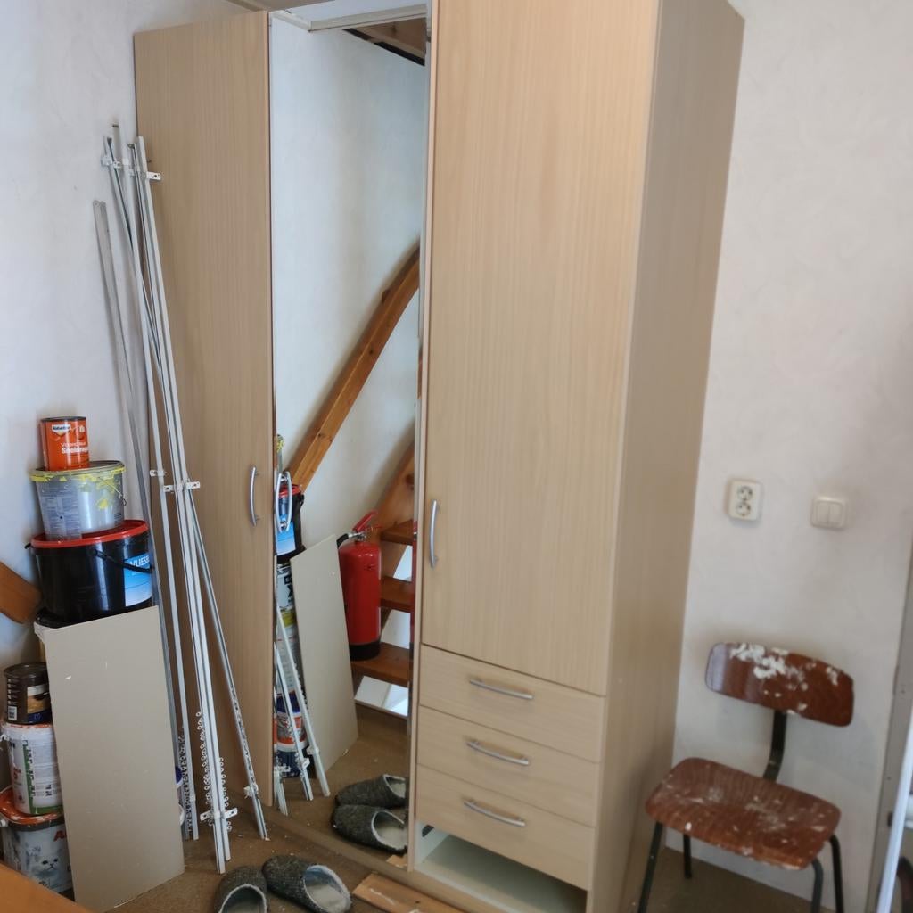 Gratis Kledingkast driedeurs met spiegel, ophalen Ede Noord, Huis en Inrichting, Kasten | Kledingkasten, Ophalen, Gebruikt, 100 tot 150 cm