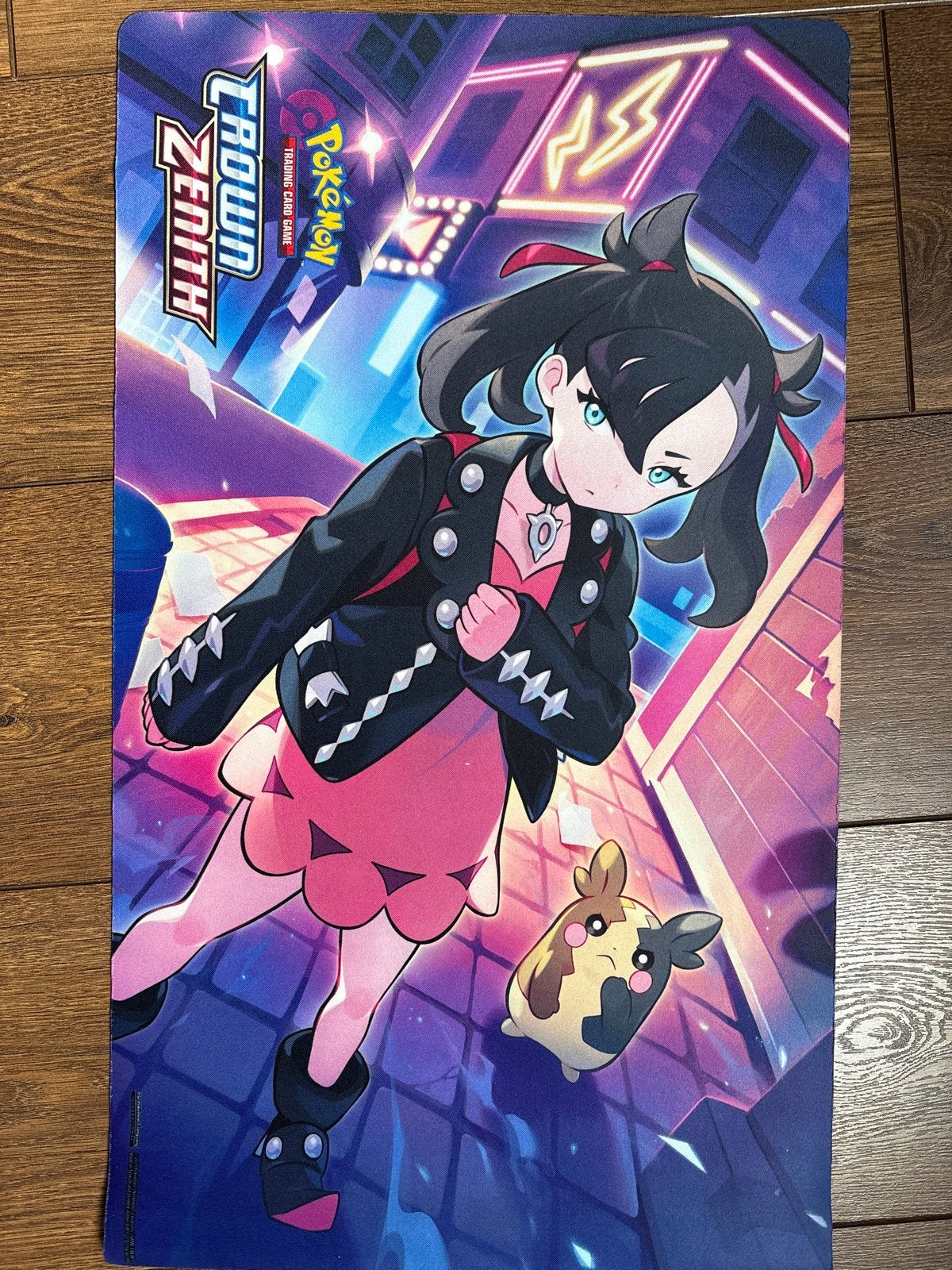 Pokémon Crown Zenith Marnie & Morpeko Playmat, Hobby en Vrije tijd, Verzamelkaartspellen | Pokémon, Ophalen, Nieuw, Overige typen