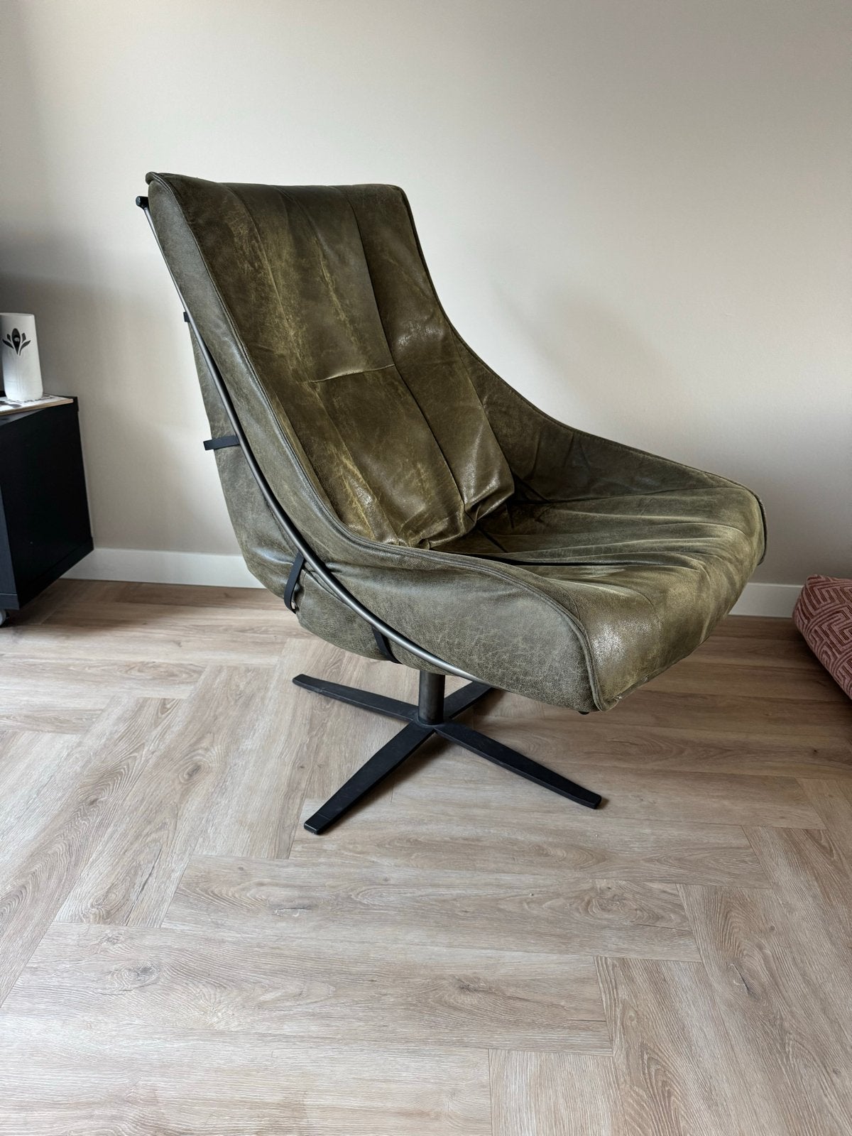 Comfortabele fauteuil - Olijfgroen leer met metalen frame, Huis en Inrichting, Ophalen, Gebruikt, Overige kleuren, Leer