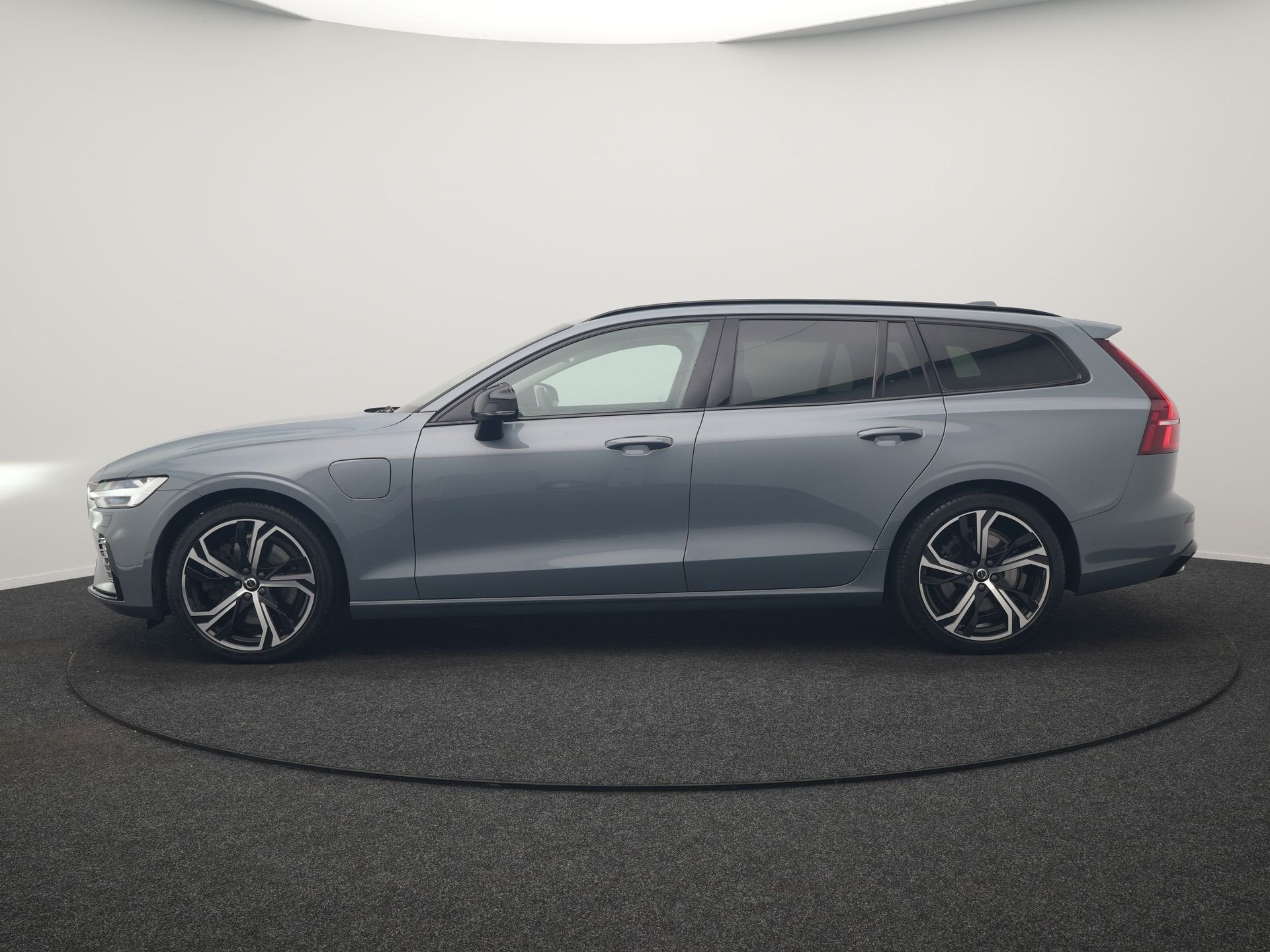 Volvo V60 T6 AWD Plus Dark LONG RANGE PHEV 350pk Dealer O.H., Automaat, Gebruikt, Zwart, 4 cilinders
