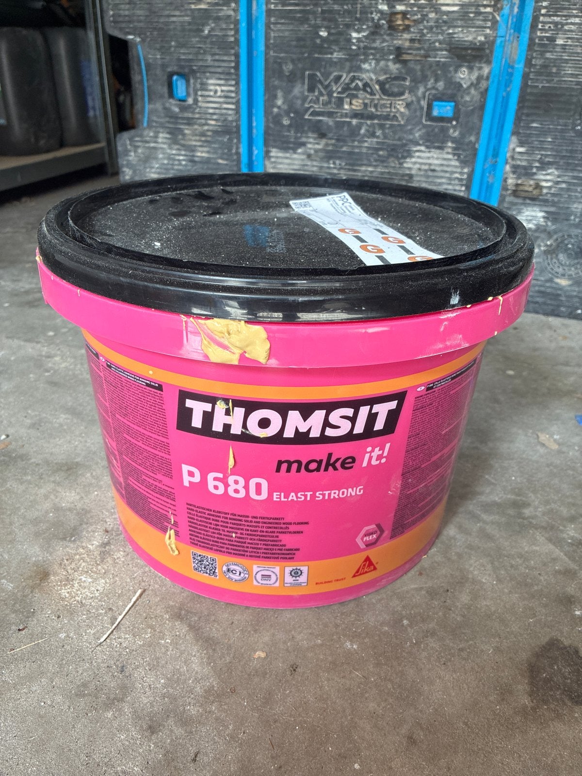 Thomsit P680 Parketlijm - Bijna volle emmer 18kg, 15 tot 20 liter, Ophalen of Verzenden, Zo goed als nieuw, Overige kleuren