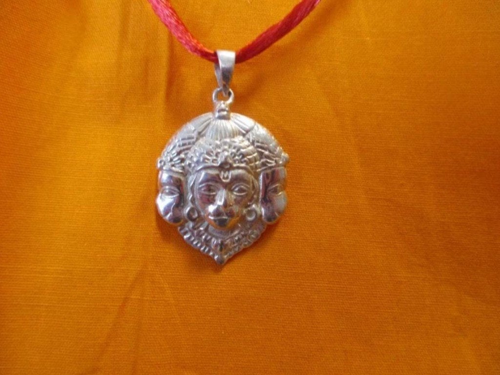 Zilveren 3-Gezichten Hindoegod Hanuman kettinghanger, Verzamelen, Religie, Verzenden, Nieuw, Sieraad, Hindoeïsme