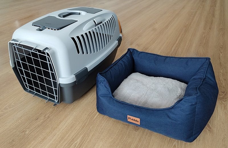 Leuke mand en bench voor kleine hond of kat, Ophalen, Zo goed als nieuw