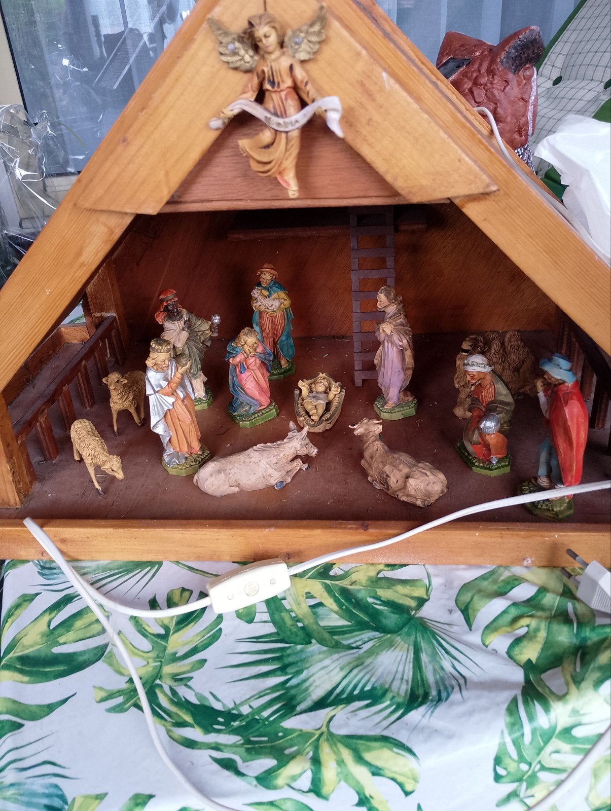 Kerststal met verlichting en figuren van plastic, Ophalen, Gebruikt, Beeld(je), Christendom | Katholiek