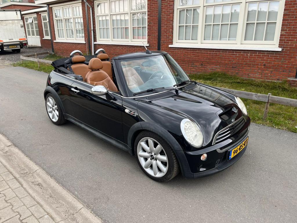 Mini 1.6 16V Cooper S Cabrio 2005 Zwart, Auto's, Voorwielaandrijving, 4 cilinders, Cabriolet, 4 stoelen