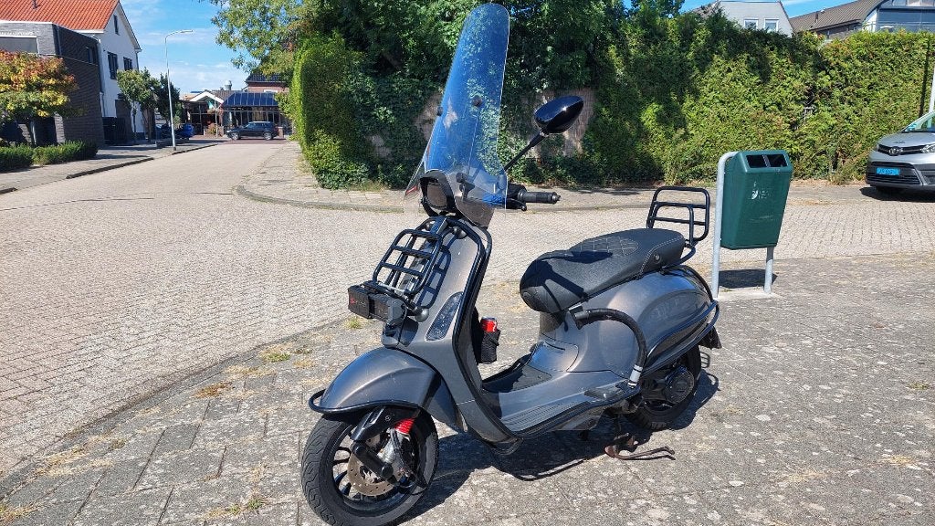vespa sprint 2018 grijs, Ophalen, Zo goed als nieuw, Benzine, Vespa