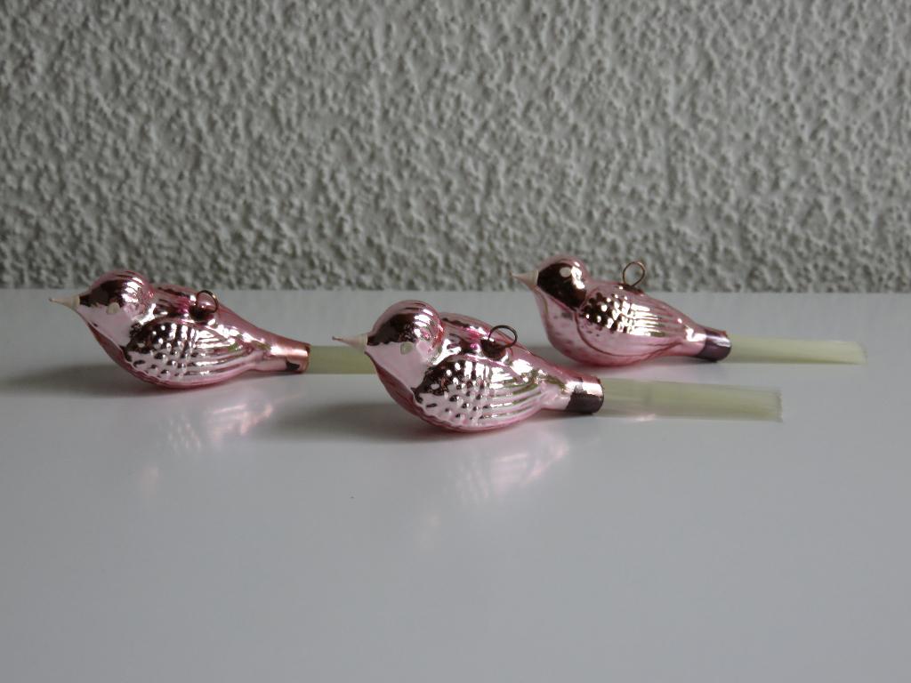 3 Vintage koud roze babyroze glazen vogeltjes hangertjes, Diversen, Kerst, Ophalen of Verzenden, Gebruikt