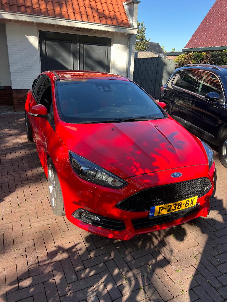 Ford Focus 2.0 Ecoboost 184KW 250 PK 5DRS H6 2016 Rood, Auto's, Euro 5, 15 km/l, Zwart, 4 cilinders