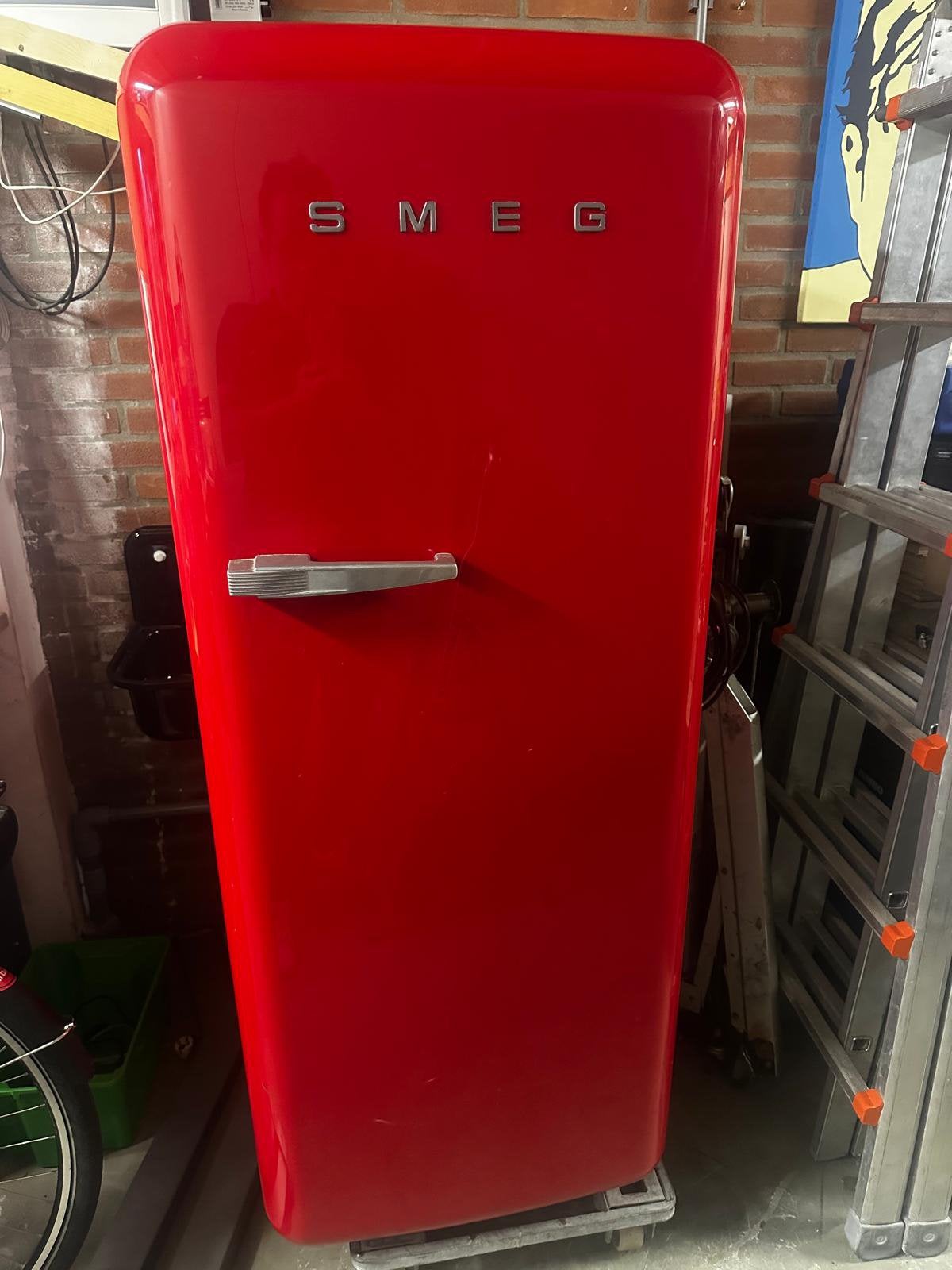 Rode SMEG retro koelkast in nette cosmetische staat DEFECT, Witgoed en Apparatuur, Koelkasten en IJskasten, 200 liter of meer