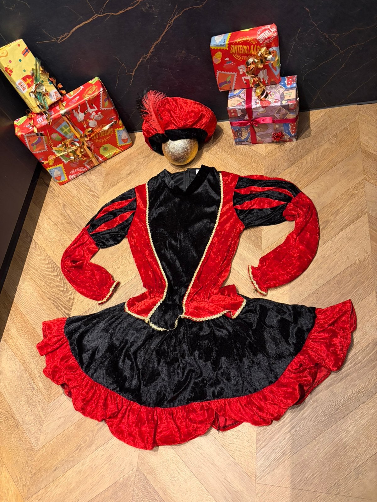 Pietenpak rood maat m pietenjurk luxe Sinterklaas, Diversen, Ophalen of Verzenden