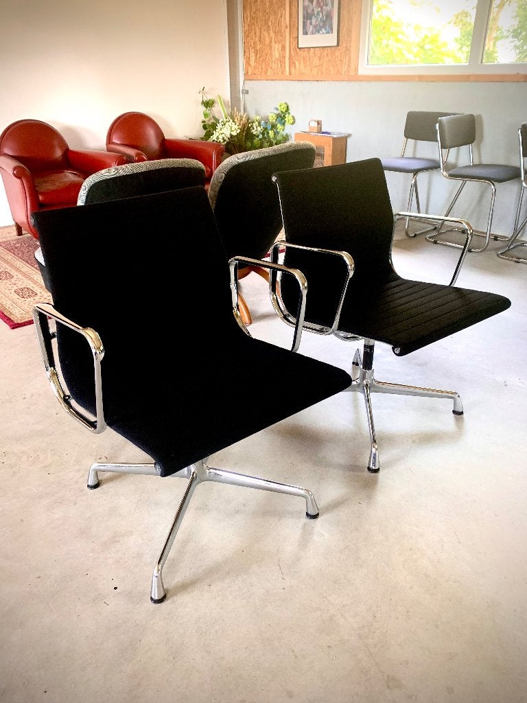 Vitra EA 108, Huis en Inrichting, Stoelen, Ophalen of Verzenden, Zo goed als nieuw, Zwart, Twee
