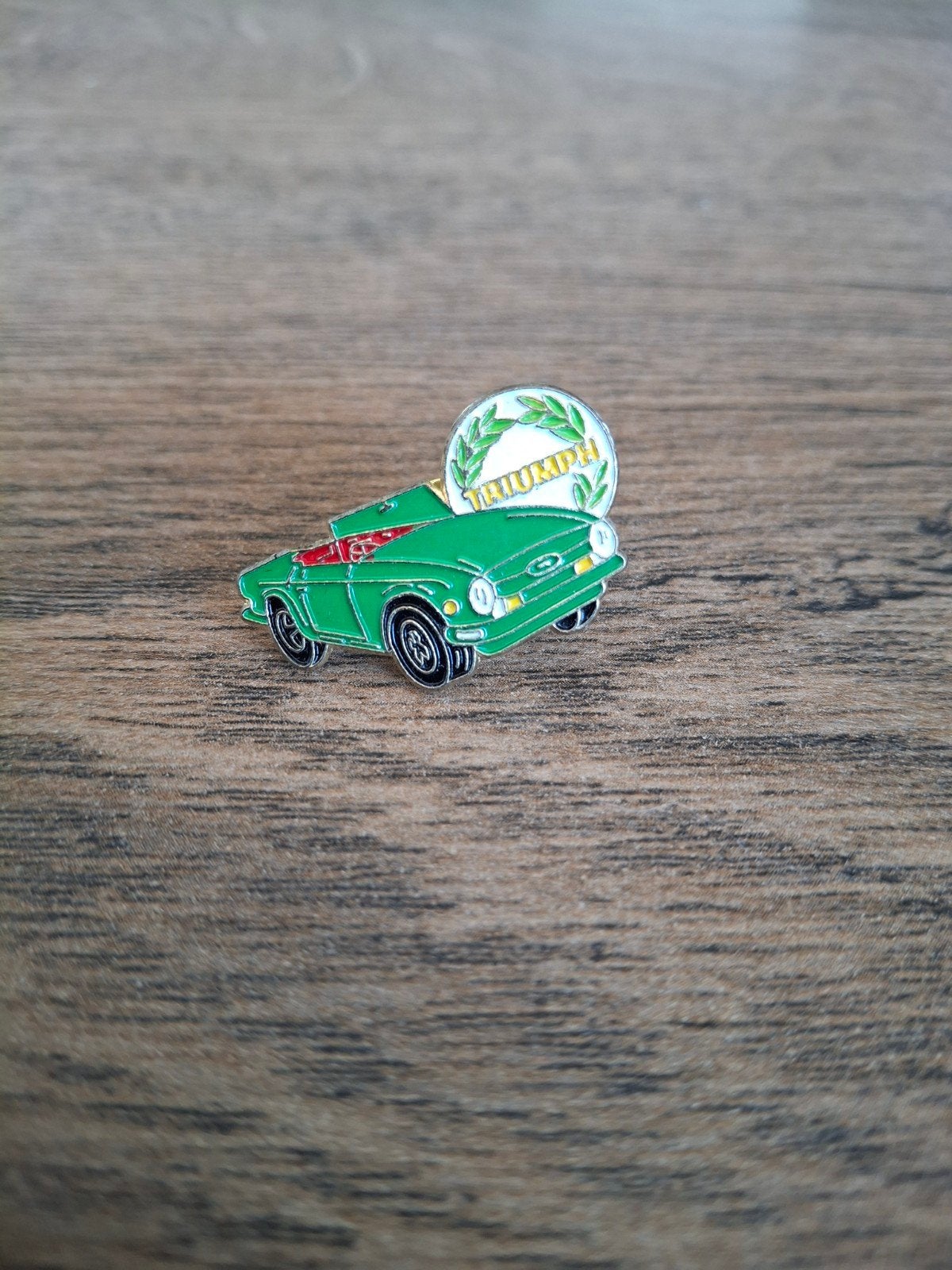 pins  Britse sportwagen groene Triumph, Ophalen of Verzenden, Zo goed als nieuw, Transport, Speldje of Pin