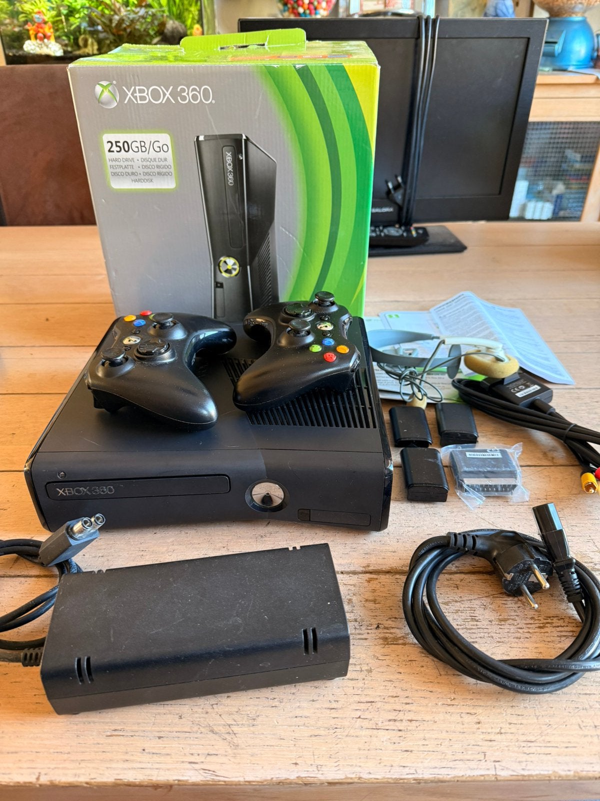 Xbox 360 s 250 gb met doos en 2 controllers  zie foto’s, 360 S, Met games, Met 2 controllers, Ophalen of Verzenden