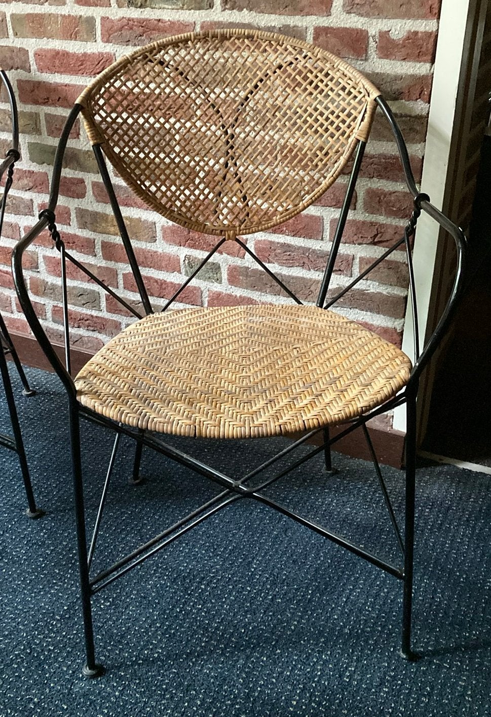 2 metalen stoelen met webbing( riet) zitting en rugleuning., Ophalen, Zo goed als nieuw, Zwart, Twee