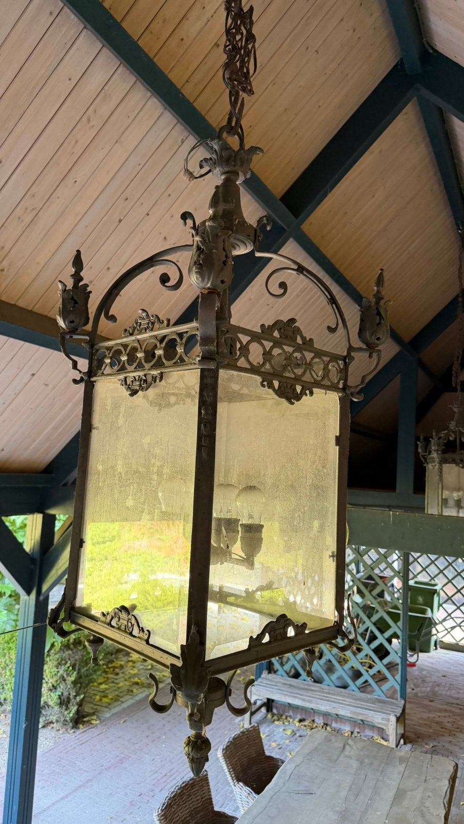 2 Antieke Franse smeedijzeren hallantaarns- Louis XV stijl, Ophalen, E27 (groot), Zo goed als nieuw, Glas
