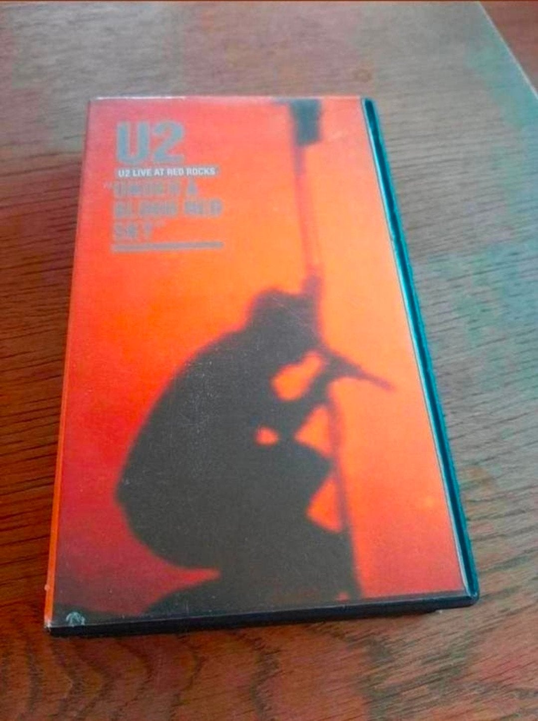 U2 live at Red Rocks Under a Blood Red Sky videoband., Alle leeftijden, Ophalen of Verzenden, Gebruikt, Muziek en Concerten