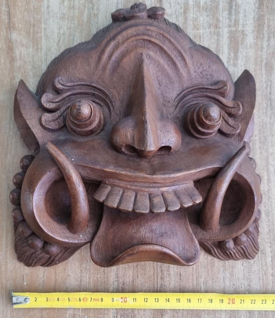 Houten masker, Ophalen