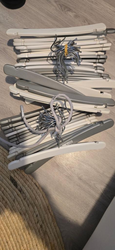 40 Stuks babyhangers - wit en grijs, Ophalen of Verzenden, Gebruikt, Jongetje of Meisje