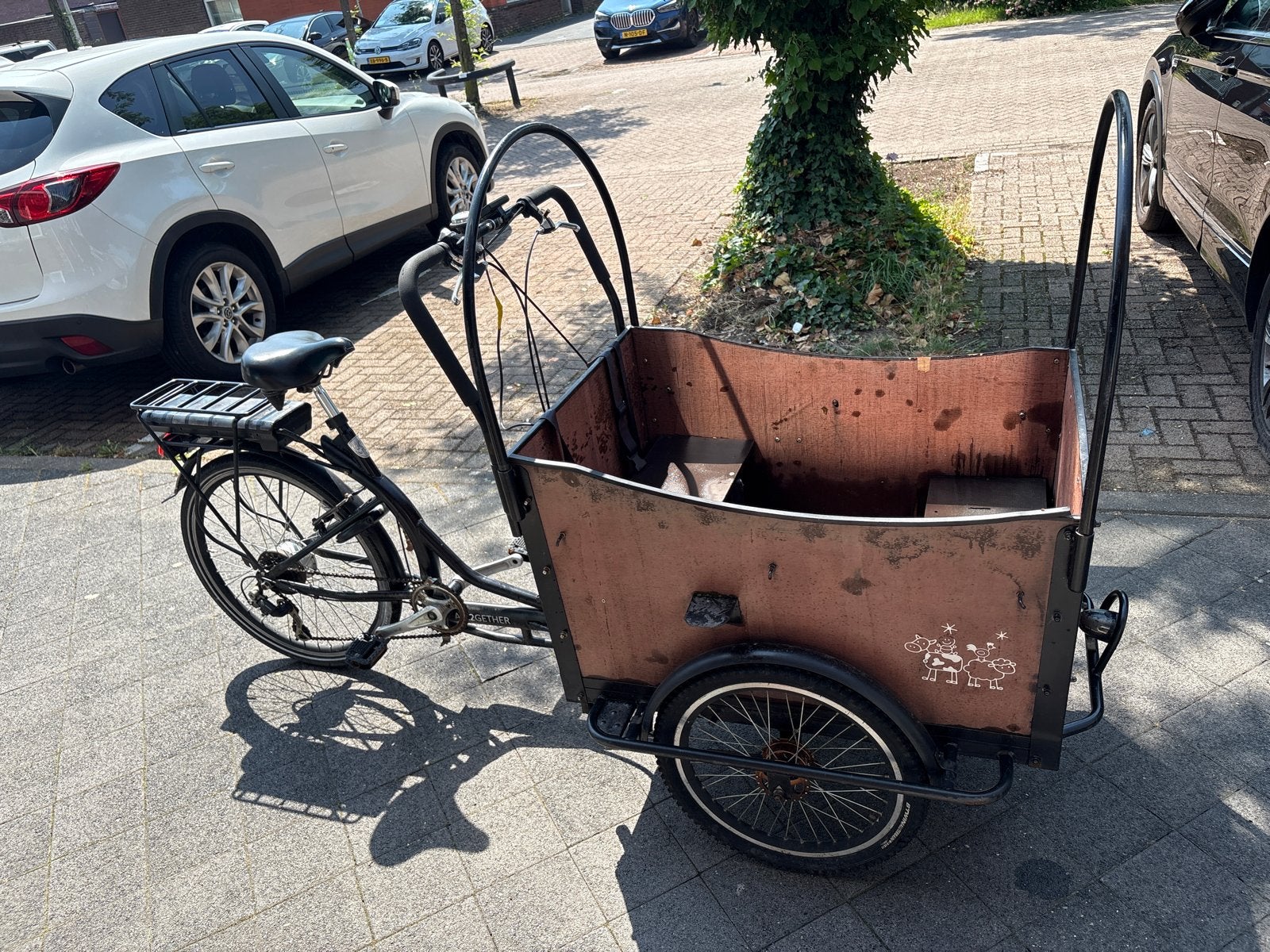 Elektrische bakfiets met zitjes en gordels, Fietsen en Brommers, Overige merken, Gebruikt, Elektrisch, Ophalen of Verzenden