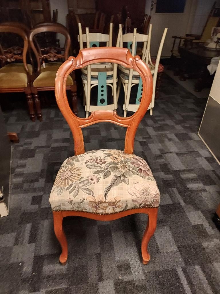 Biedermeier oorstoel, gebloemde gobelin bekleding., Ophalen
