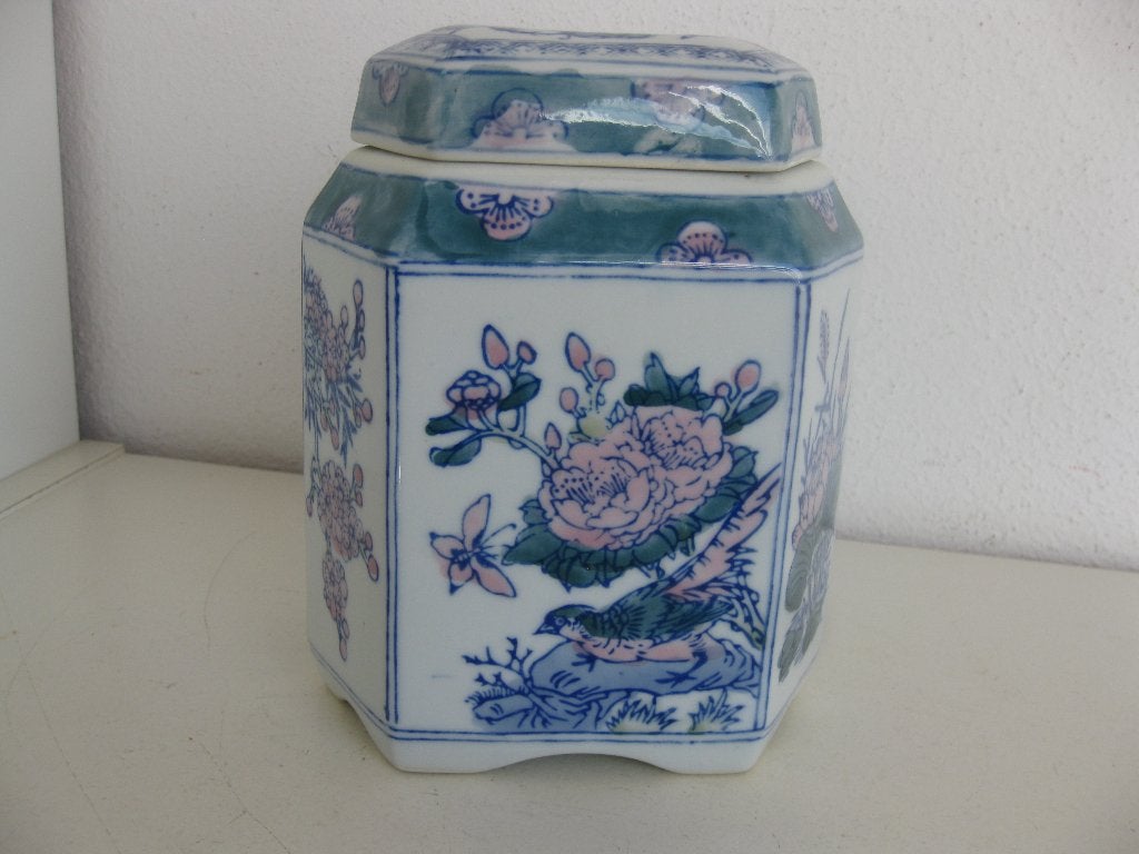 Zeshoekige dekselpot van Chinees porselein., Antiek en Kunst, Ophalen of Verzenden