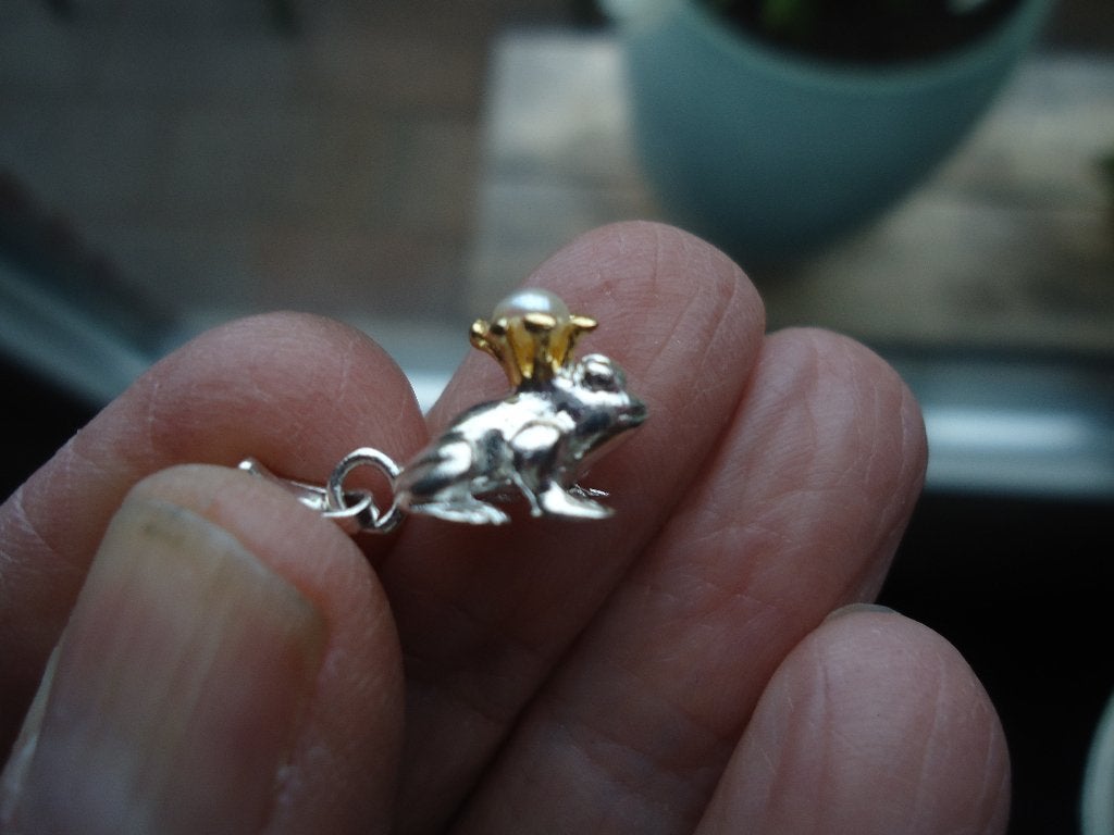mooie echt zilveren hang on bedel kikker met pareltje goud, Ophalen of Verzenden, Zo goed als nieuw, Zilver, Overige merken