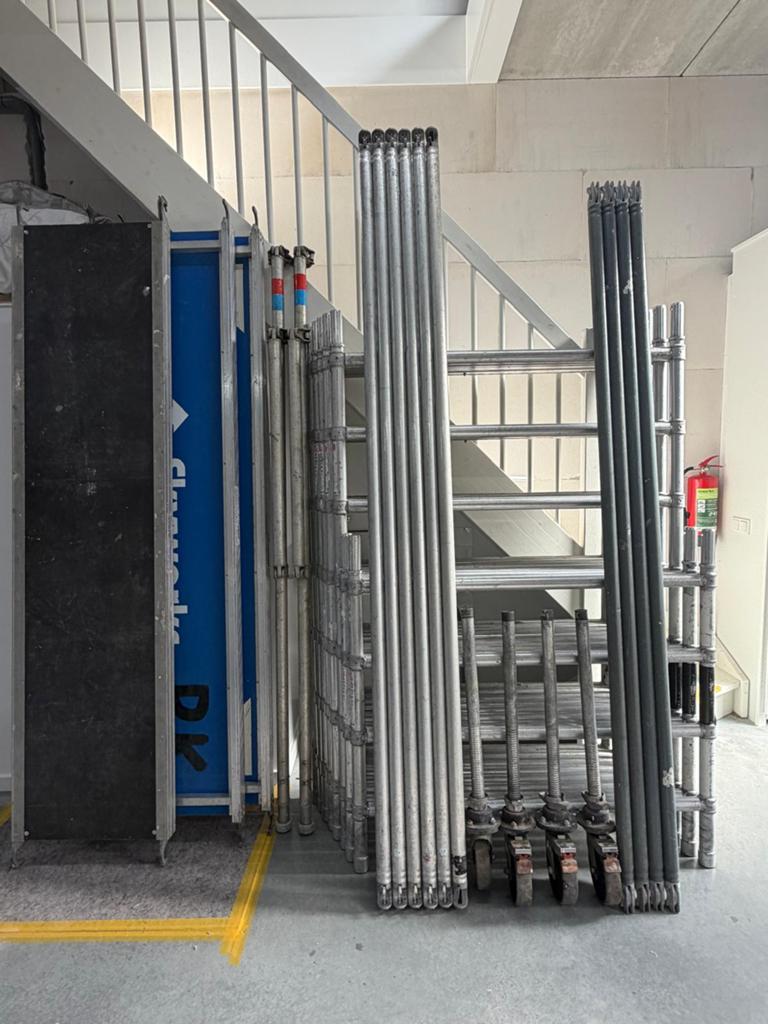 Aluminium skyworks rolsteiger werkhoogte 8,2 meter, Doe-het-zelf en Verbouw, Steigers, Zo goed als nieuw, Rolsteiger of Kamersteiger