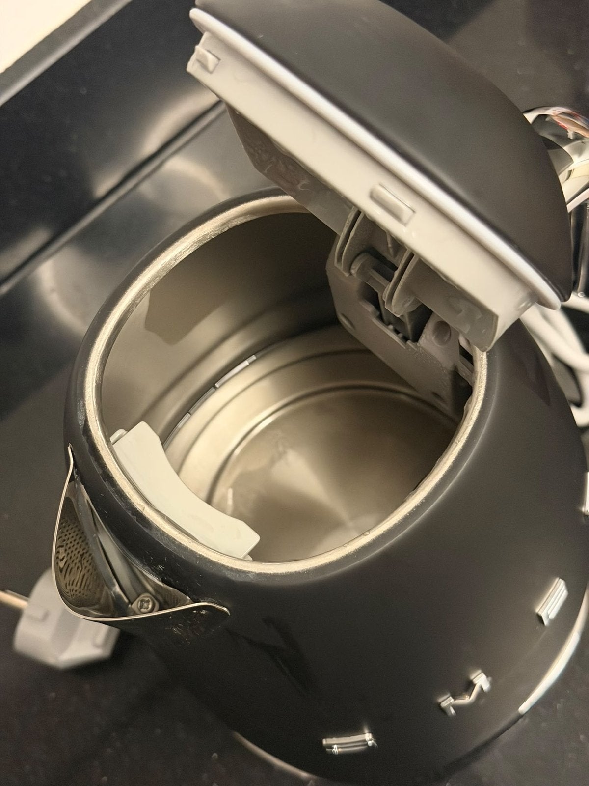 Smeg waterkoker mat zwart - Zo goed als nieuw, Witgoed en Apparatuur, 1 tot 2 liter, Ophalen of Verzenden, Zo goed als nieuw, Draadloos