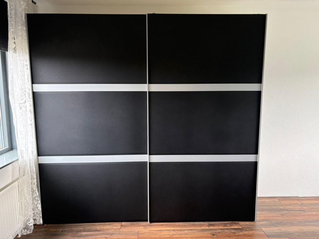 Grote kledingkast met schuifdeuren - Zwart met zilveren acce, Ophalen, Gebruikt, 200 cm of meer, 50 tot 75 cm
